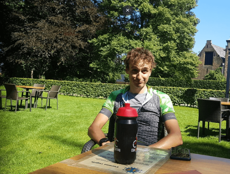 Op het terras bij Kasteel Nemerlaer - Fietsvakantie in eigen land - Ruben van Kempen