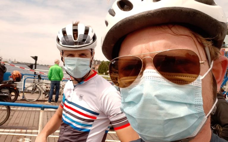 Op fietsvakantie in eigen land - Ruben van Kempen - Mondkapjes op de pond